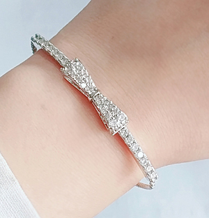 Scentorya Silver Plated Studded With Zirconia Diamond With Bracelet