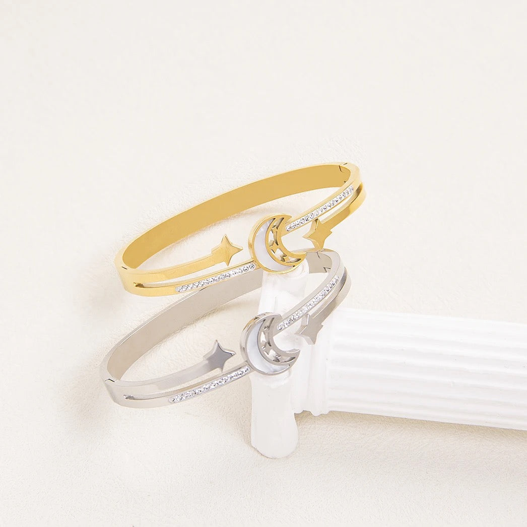 Scentorya Gold Plated Studded With Zircoina Diamond With Gold Bracelate