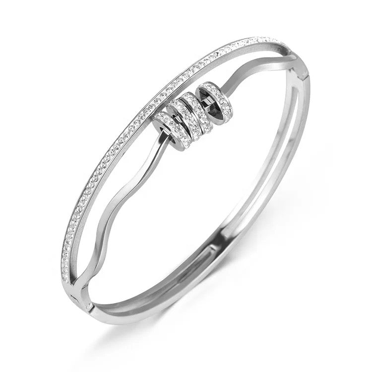 Scentorya Silver Plated Studded With Zircoina Diamond With Silver Bracelate