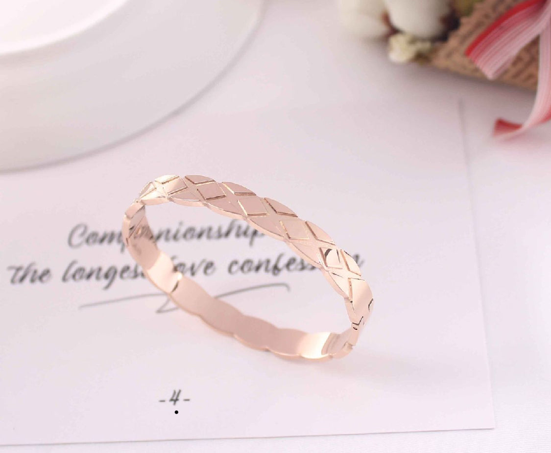 Scentorya Rose Gold Plated Studded With Zircoina Diamond With Rose Gold Bracelate