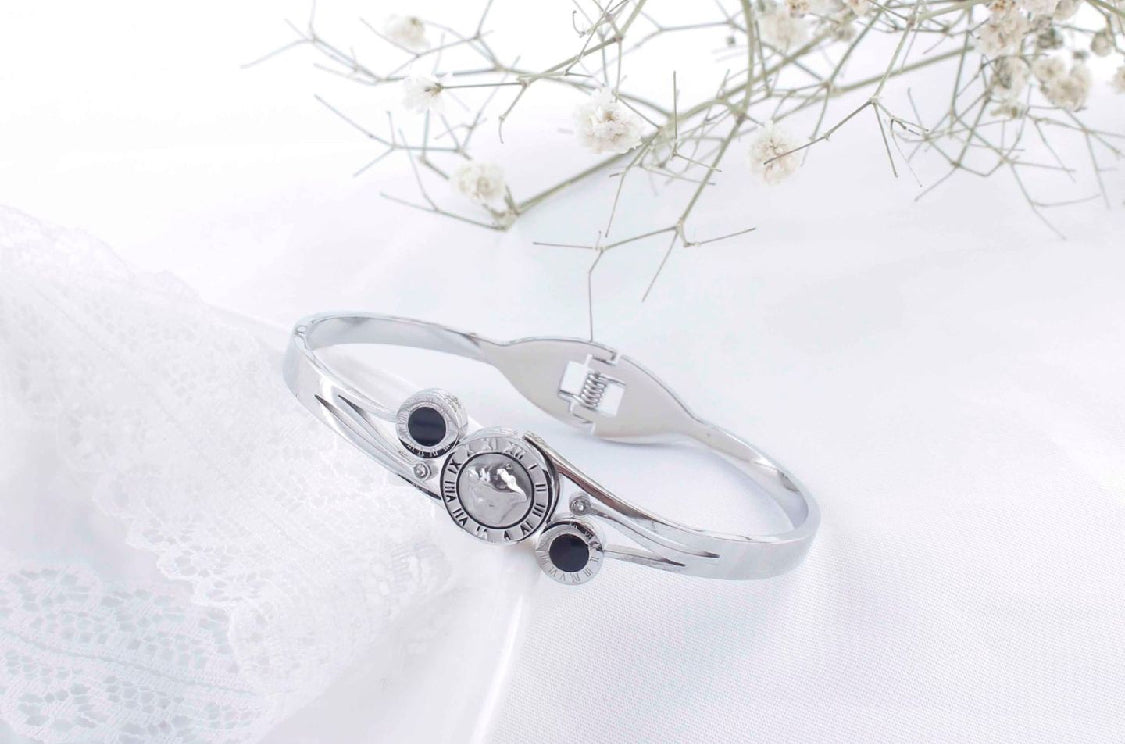 Scentorya Silver Plated Studded With Zircoina Diamond With Silver Bracelate