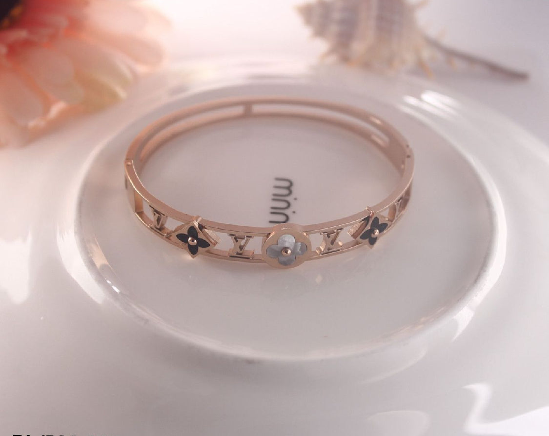 Scentorya Rose Gold Plated Studded With Zircoina Diamond With Rose Gold Bracelate