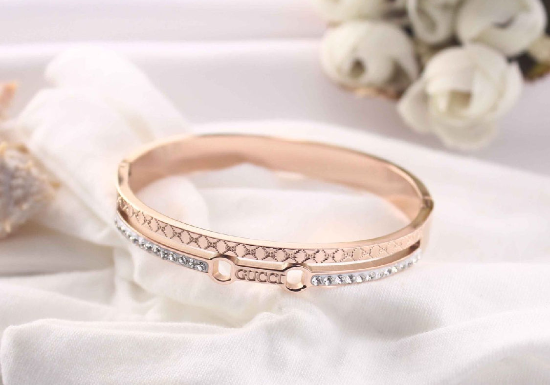 Scentorya Rose Gold Plated Studded With Zircoina Diamond With Rose Gold Bracelate
