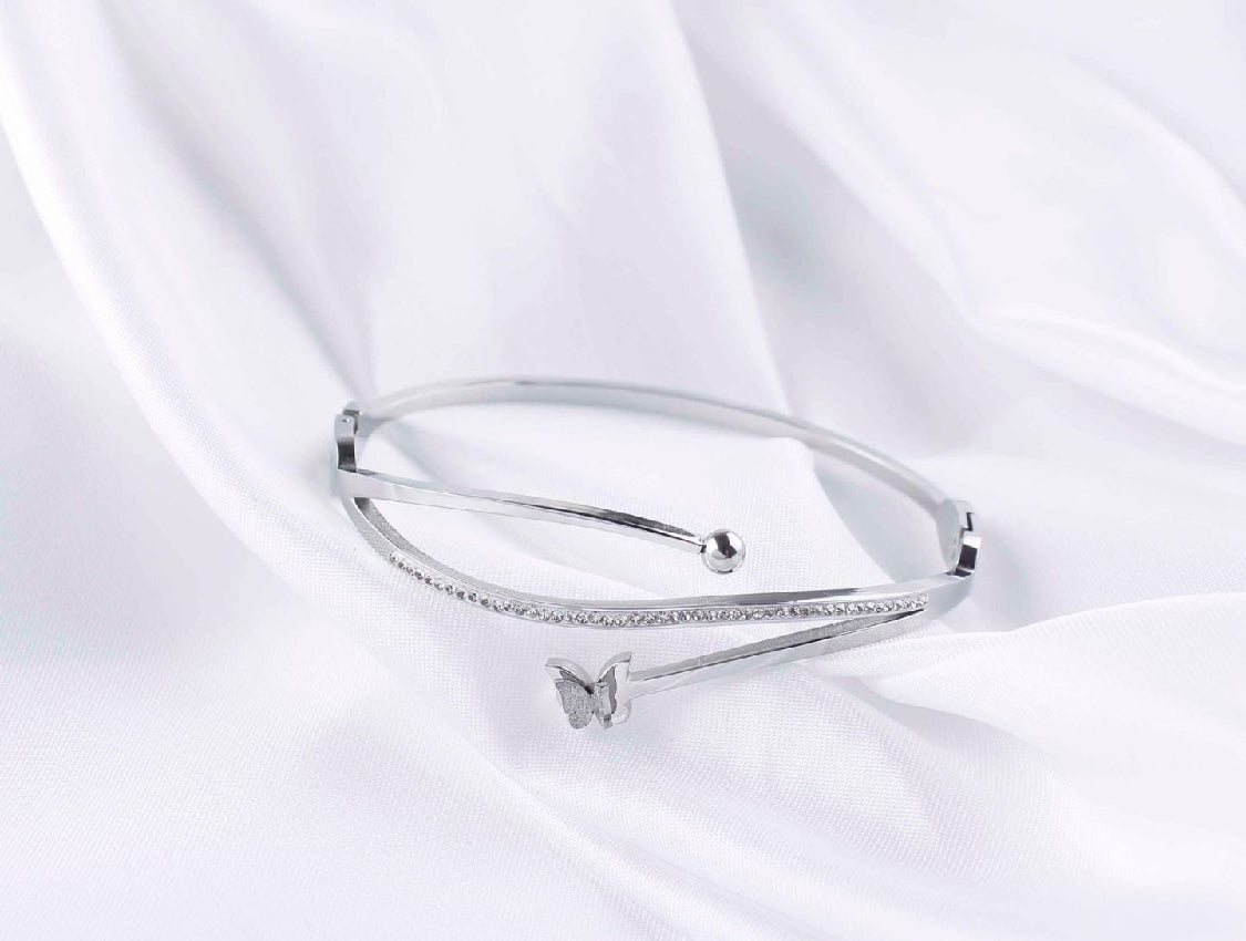 Scentorya Silver Plated Studded With Zircoina Diamond With Silver Bracelate