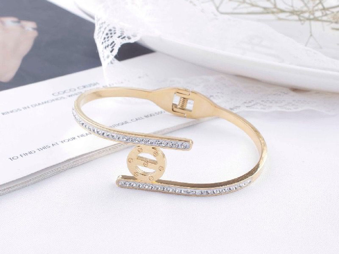 Scentorya Gold Plated Studded With Zircoina Diamond With Gold Bracelate