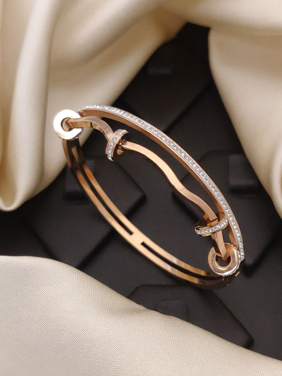 Scentorya Rose Gold Plated Studded With Zircoina Diamond With Rose Gold Bracelate