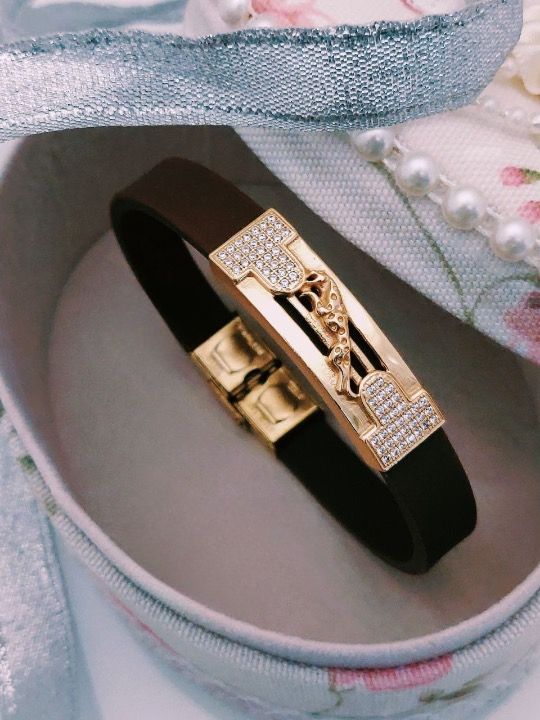 Scentorya Gold Plated Studded With Zircoina Diamond With Gold Bracelate
