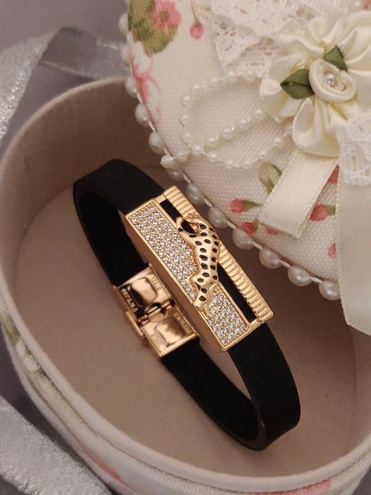 Scentorya Gold Plated Studded With Zircoina Diamond With Gold Bracelate
