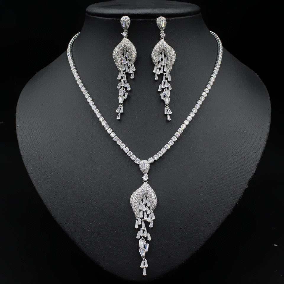 Scentorya Silver Plated Studded With Zirconia Diamond Necklace