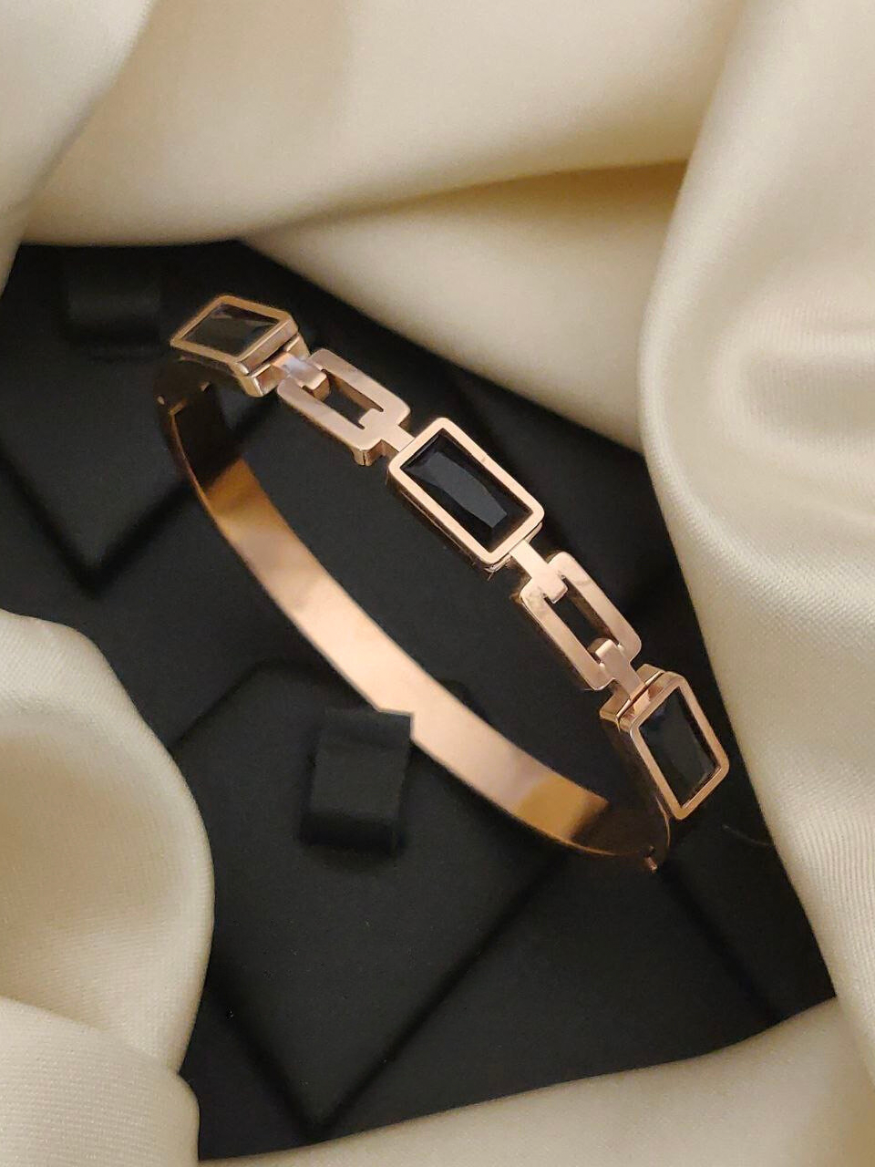 Scentorya Rose Gold Plated Studded With Zircoina Diamond With Rose Gold Bracelate