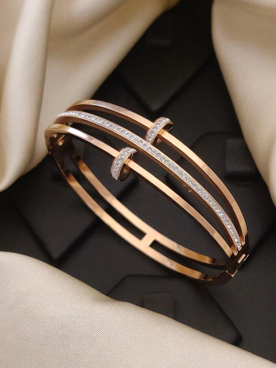 Scentorya Rose Gold Plated Studded With Zircoina Diamond With Rose Gold Bracelate