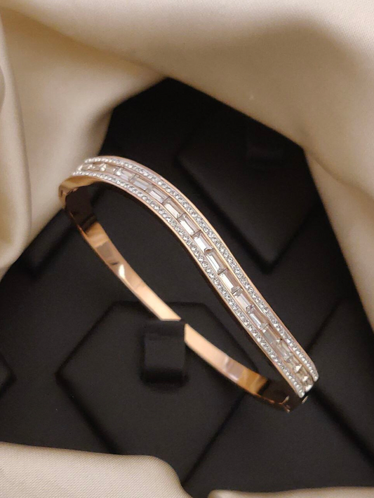 Scentorya Rose Gold Plated Studded With Zircoina Diamond With Rose Gold Bracelate