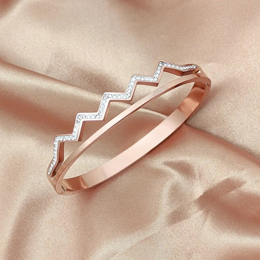 Scentorya Rose Gold Plated Studded With Zircoina Diamond With Rose Gold Bracelate
