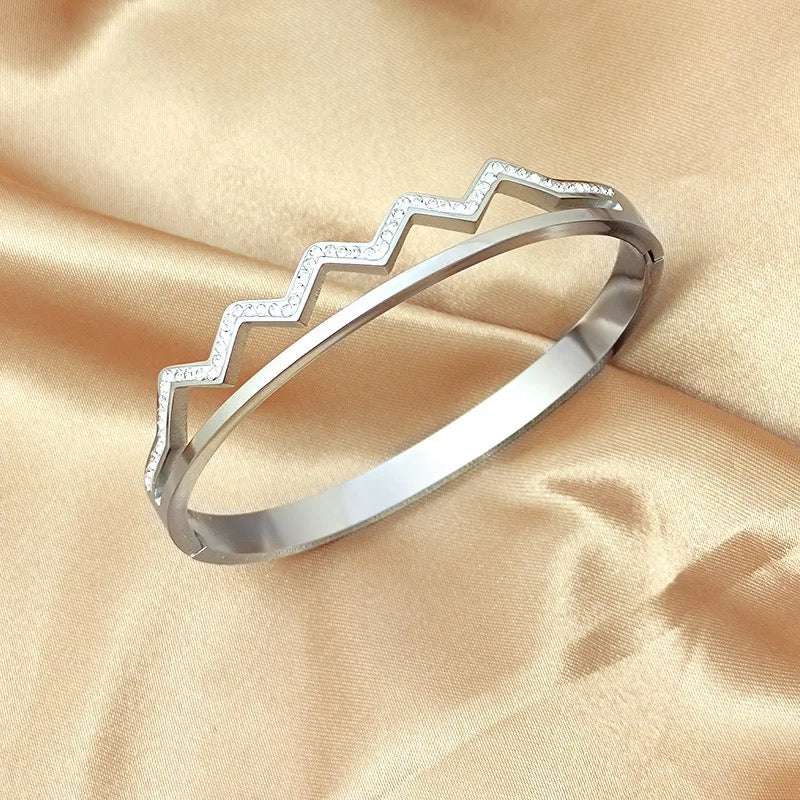 Scentorya Silver Plated Studded With Zircoina Diamond With Silver Bracelate