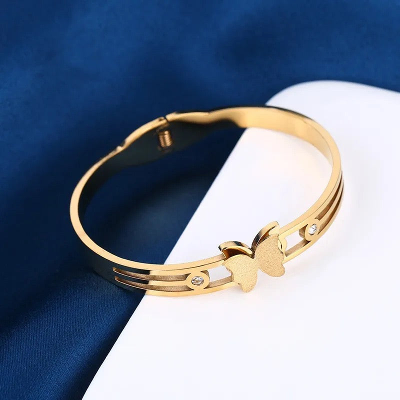 Scentorya Gold Plated Studded With Zircoina Diamond With Gold Bracelate