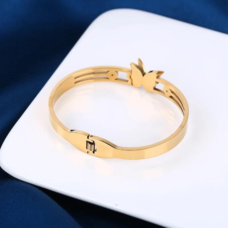 Scentorya Gold Plated Studded With Zircoina Diamond With Gold Bracelate