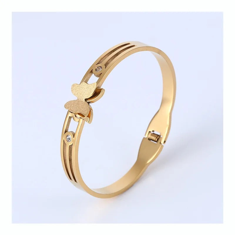 Scentorya Gold Plated Studded With Zircoina Diamond With Gold Bracelate