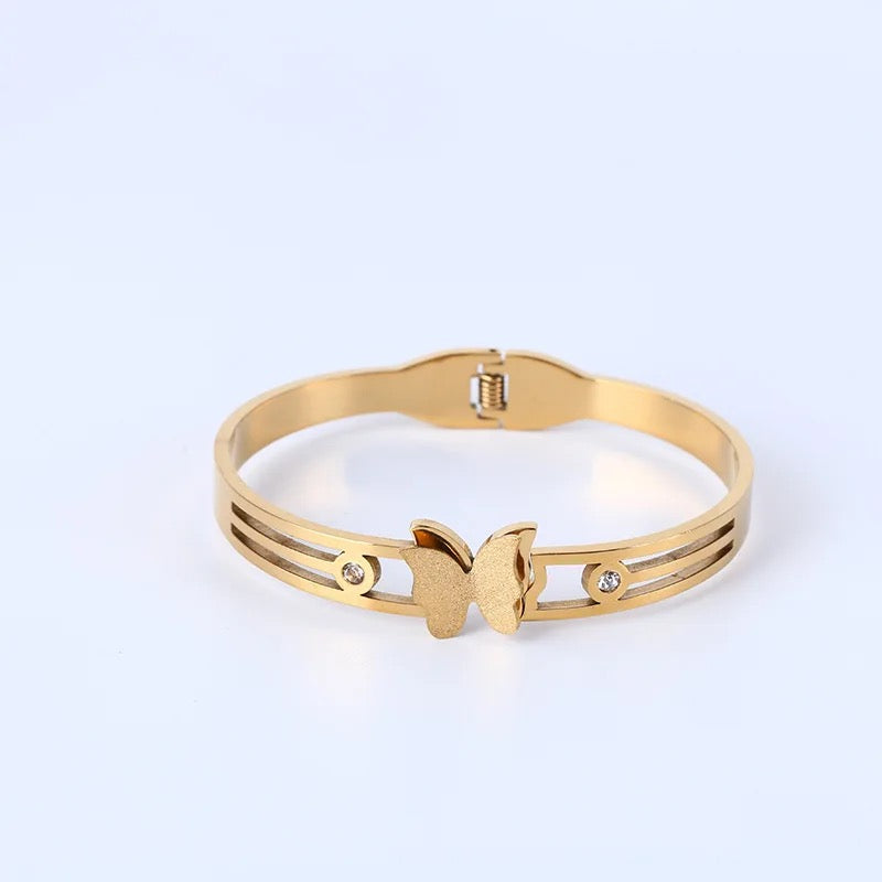 Scentorya Gold Plated Studded With Zircoina Diamond With Gold Bracelate
