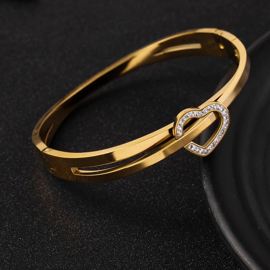 Scentorya Gold Plated Studded With Zircoina Diamond With Gold Bracelate