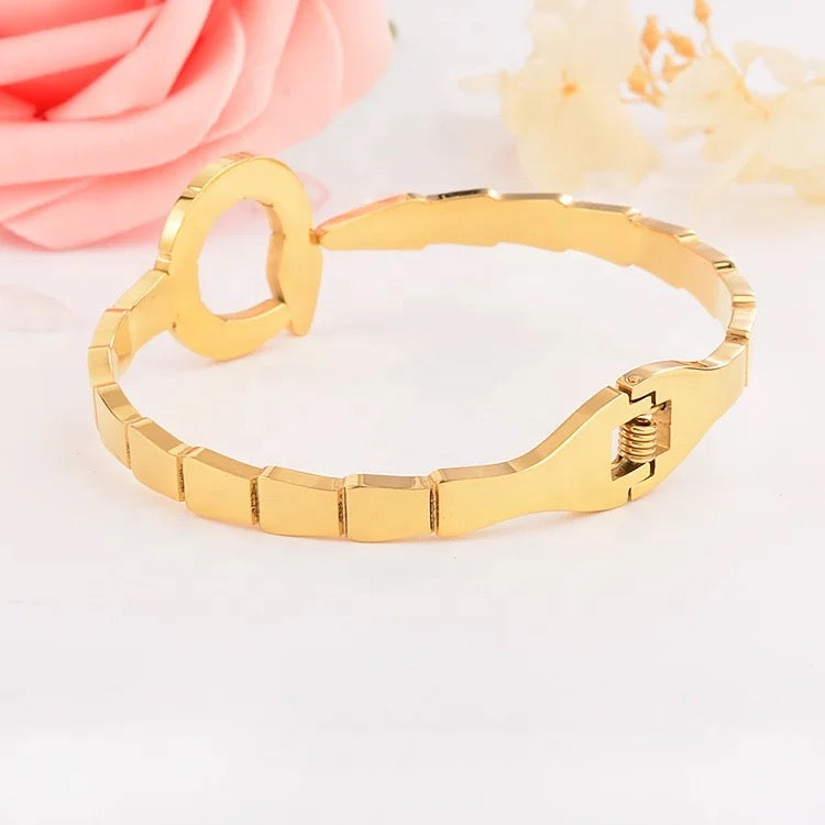 Scentorya Gold Plated Studded With Zircoina Diamond With Gold Bracelate