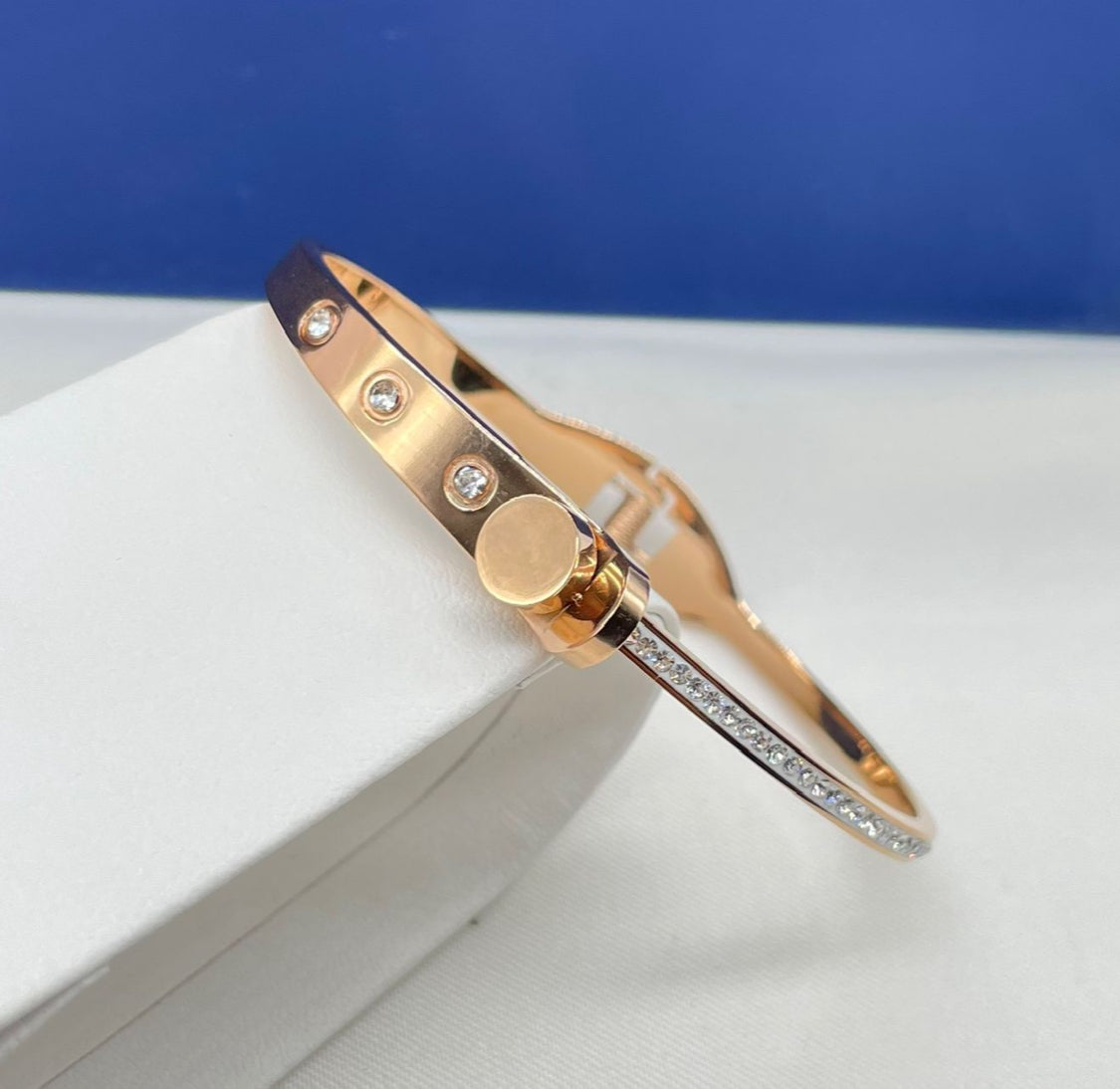 Scentorya Rose Gold Plated Studded With Zircoina Diamond With Rose Gold Bracelate