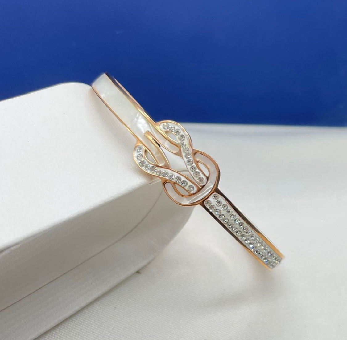 Scentorya Rose Gold Plated Studded With Zircoina Diamond With Rose Gold Bracelate