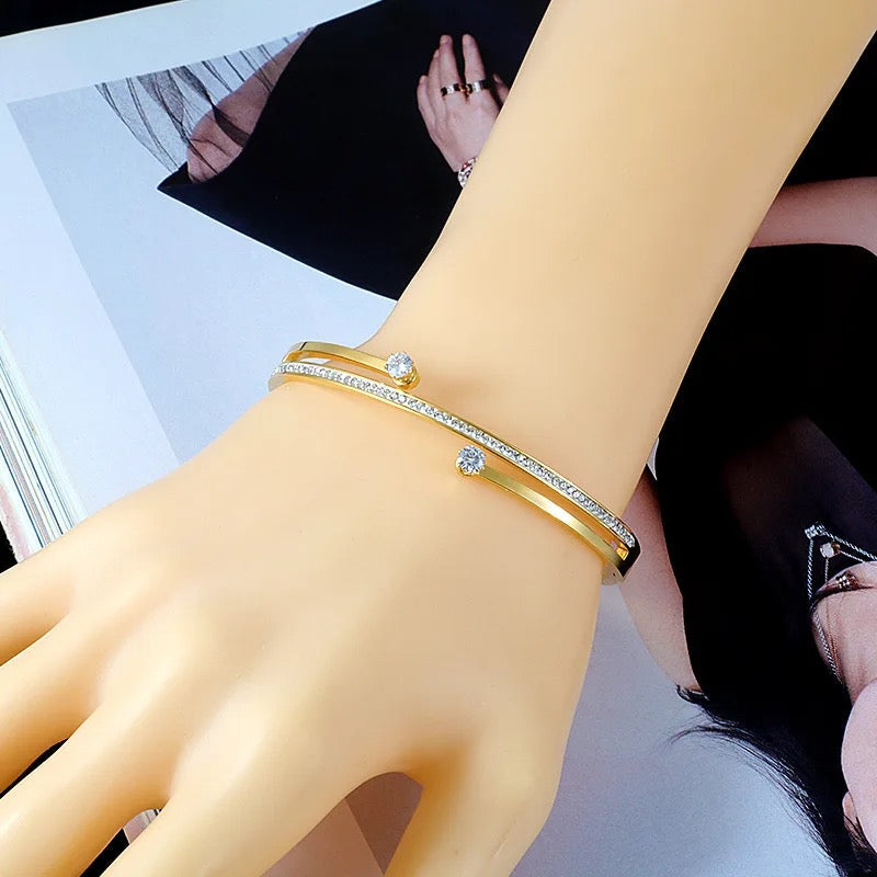 Scentorya  Gold Plated Studded With Zircoina Diamond With Gold Bracelate