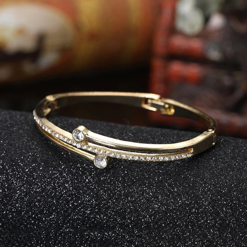 Scentorya  Gold Plated Studded With Zircoina Diamond With Gold Bracelate