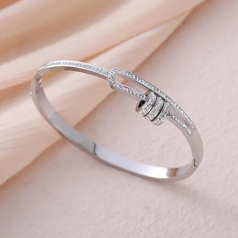 Scentorya Silver Plated Studded With Zircoina Diamond With Silver Bracelate