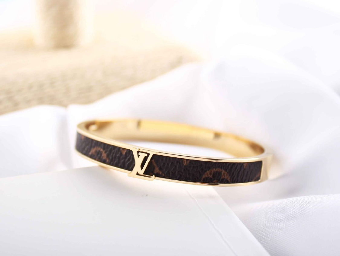Scentorya  Gold Plated Studded With Zircoina Diamond With Gold Bracelate