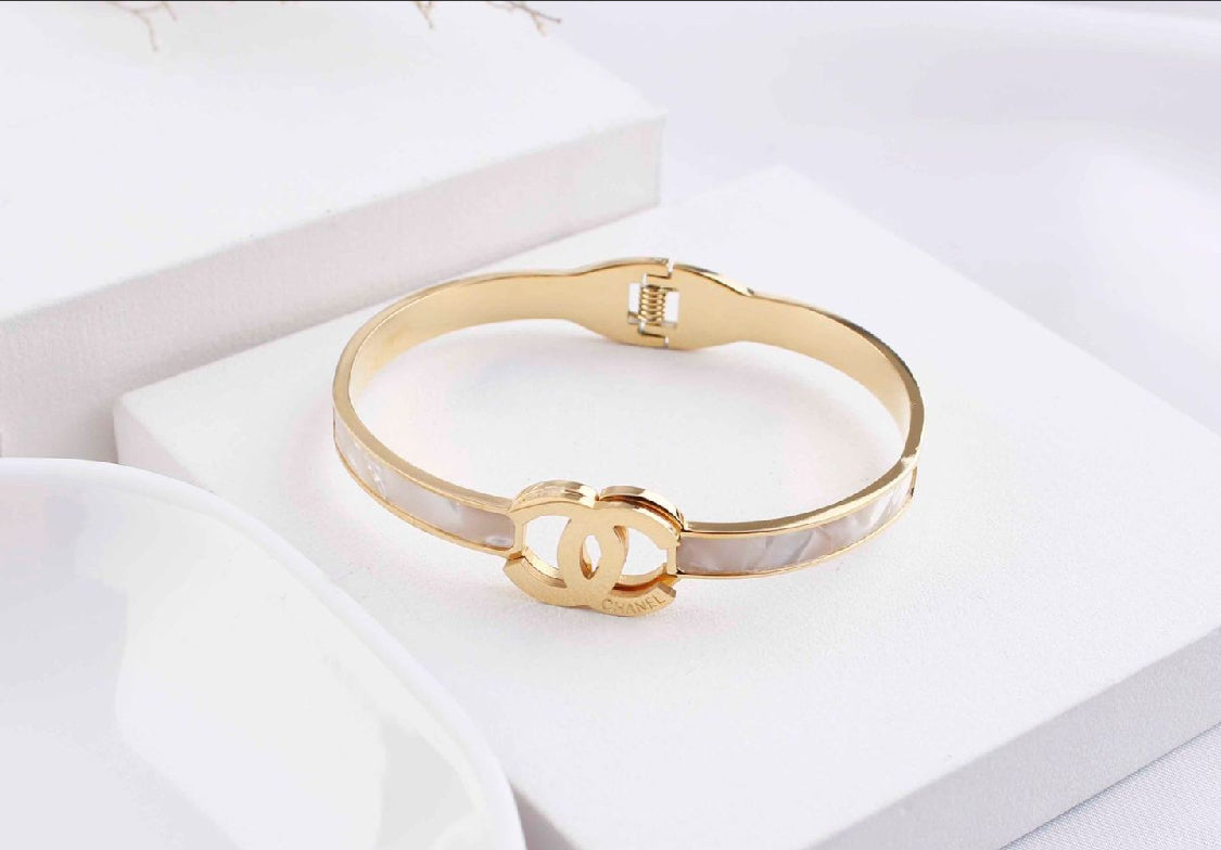 Scentorya  Gold Plated Studded With Zircoina Diamond With Gold Bracelate