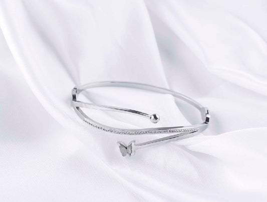 Scentorya Silver Plated Studded With Zircoina Diamond With Silver Bracelate