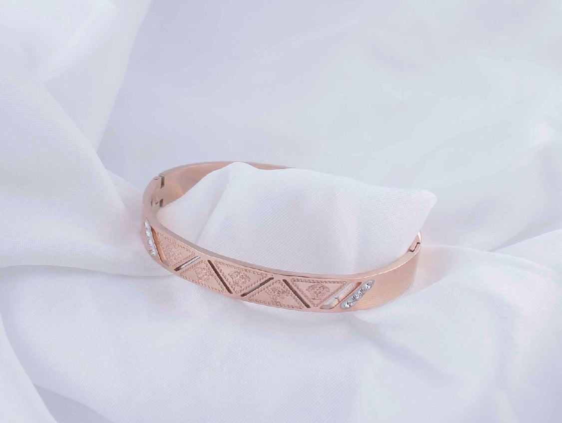 Scentorya Rose Gold Plated Studded With Zircoina Diamond With Rose Gold Bracelate