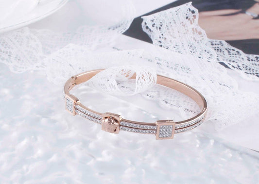 Scentorya Rose Gold Plated Studded With Zircoina Diamond With Rose Gold Bracelate