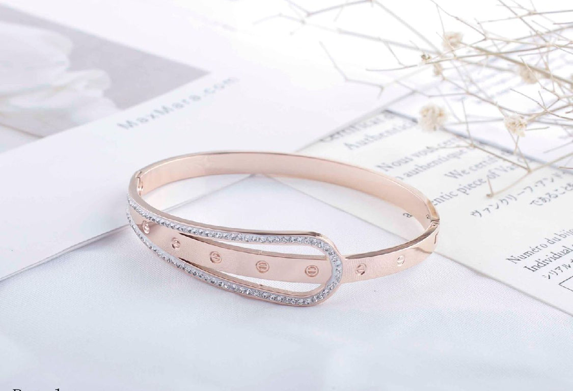 Scentorya Rose Gold Plated Studded With Zircoina Diamond With Rose Gold Bracelate