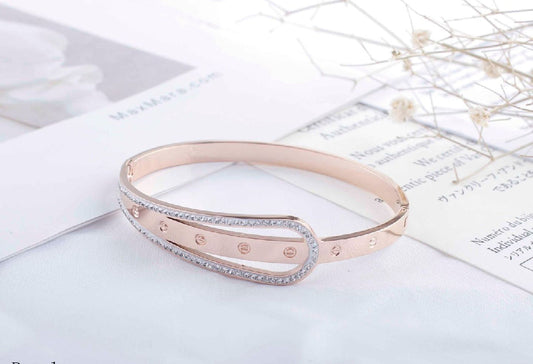 Scentorya Rose Gold Plated Studded With Zircoina Diamond With Rose Gold Bracelate