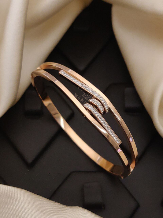 Scentorya Rose Gold Plated Studded With Zircoina Diamond With Rose Gold Bracelate