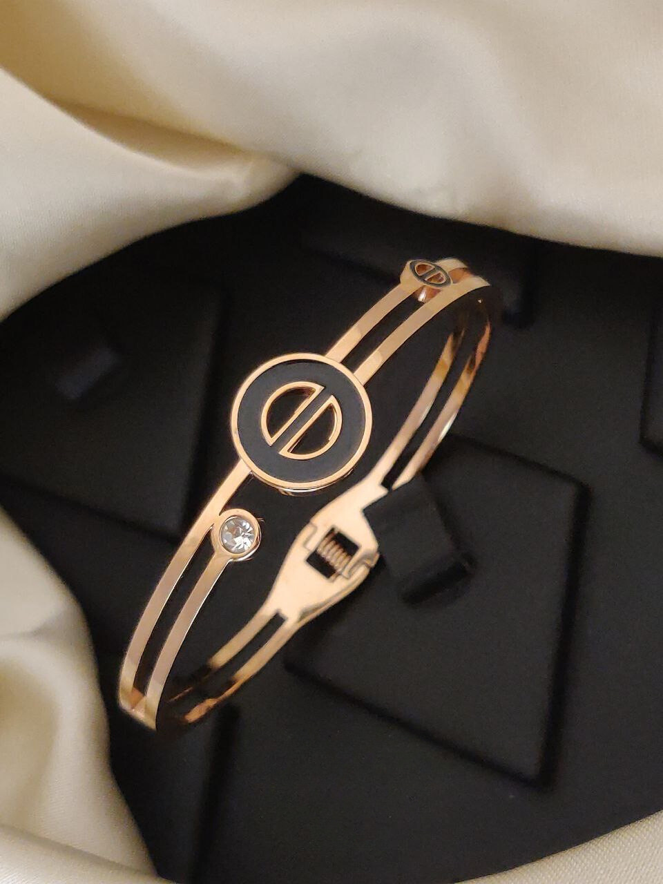 Scentorya Rose Gold Plated Studded With Zircoina Diamond With Rose Gold Bracelate