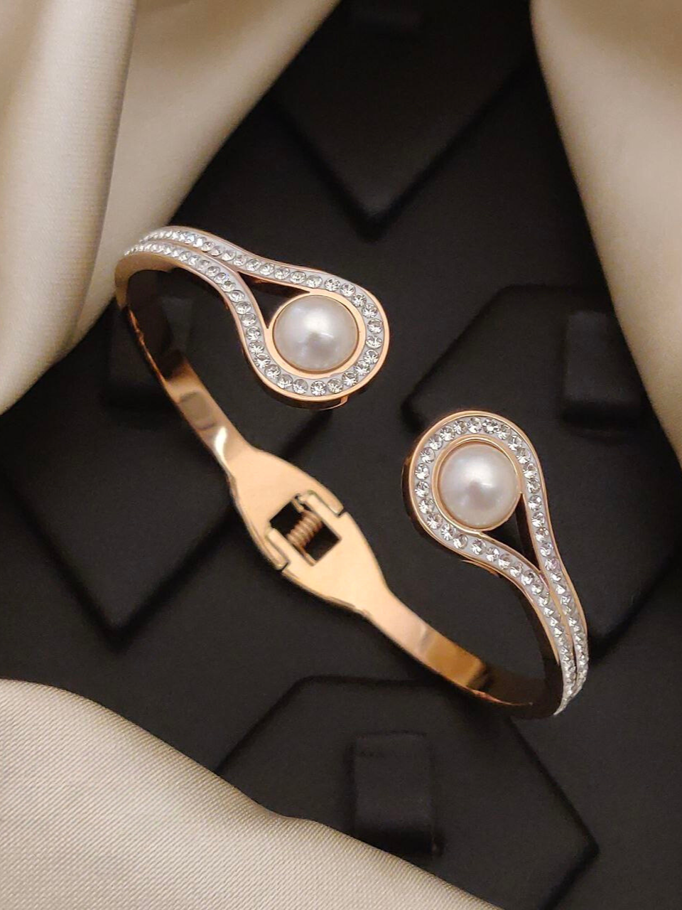 Scentorya Rose Gold Plated Studded With Zircoina Diamond With Rose Gold Bracelate