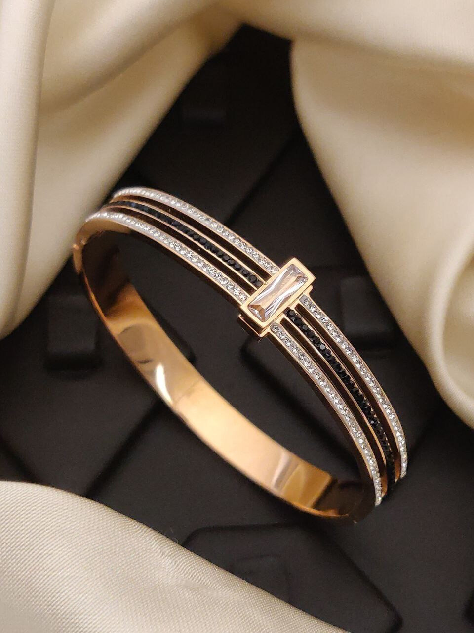 Scentorya Rose Gold Plated Studded With Zircoina Diamond With Rose Gold Bracelate