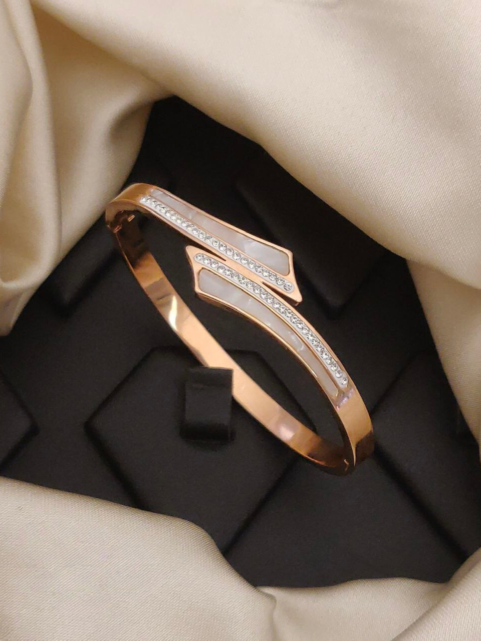 Scentorya Rose Gold Plated Studded With Zircoina Diamond With Rose Gold Bracelate