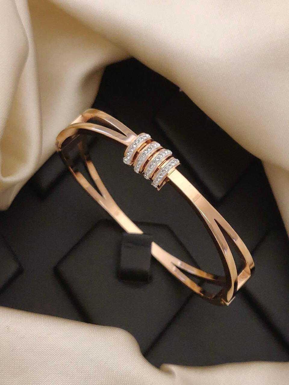 Scentorya Rose Gold Plated Studded With Zircoina Diamond With Rose Gold Bracelate