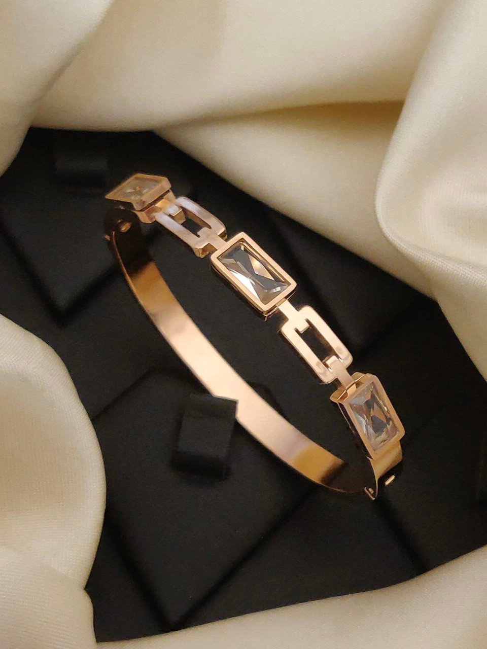 Scentorya Rose Gold Plated Studded With Zircoina Diamond With Rose Gold Bracelate