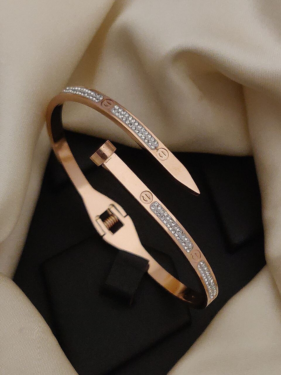 Scentorya Rose Gold Plated Studded With Zircoina Diamond With Rose Gold Bracelate