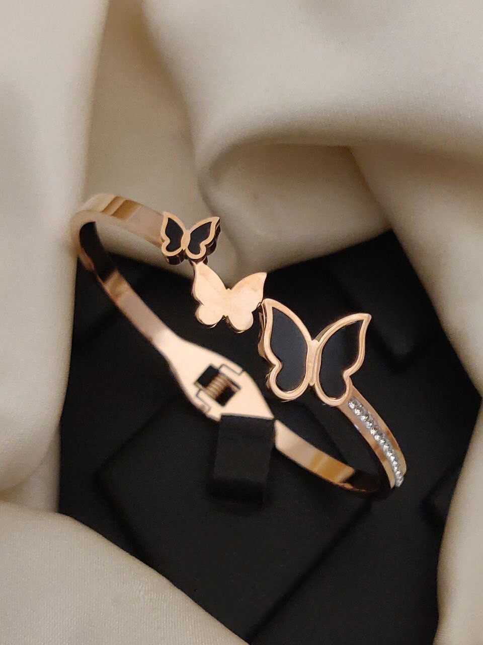 Scentorya Rose Gold Plated Studded With Zircoina Diamond With Rose Gold Bracelate