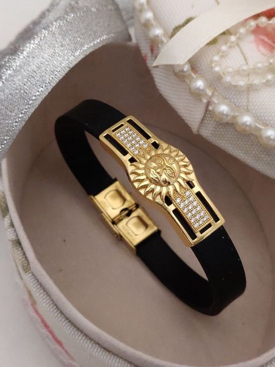 Scentorya  Gold Plated Studded With Zircoina Diamond With Gold Bracelate