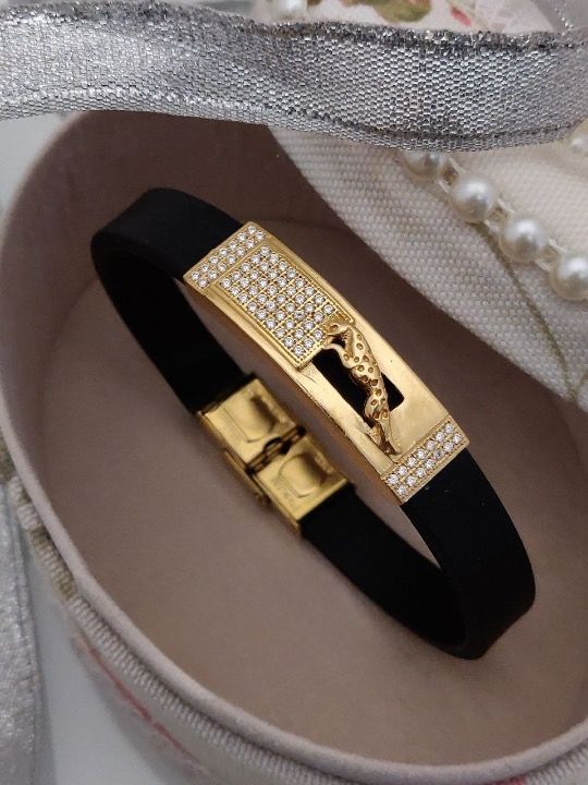 Scentorya  Gold Plated Studded With Zircoina Diamond With Gold Bracelate