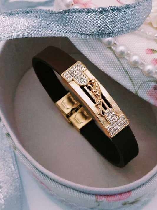 Scentorya  Gold Plated Studded With Zircoina Diamond With Gold Bracelate