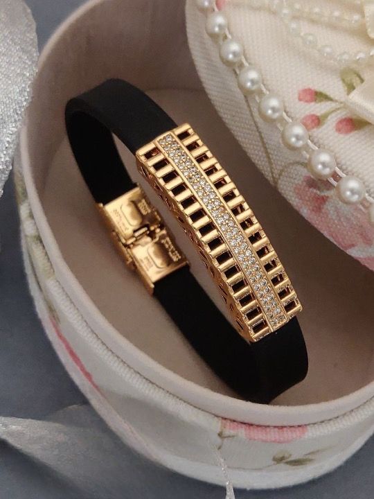 Scentorya  Gold Plated Studded With Zircoina Diamond With Gold Bracelate